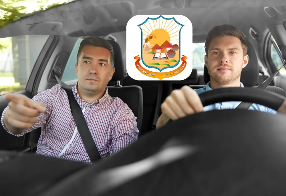 מורה נהיגה בחורה