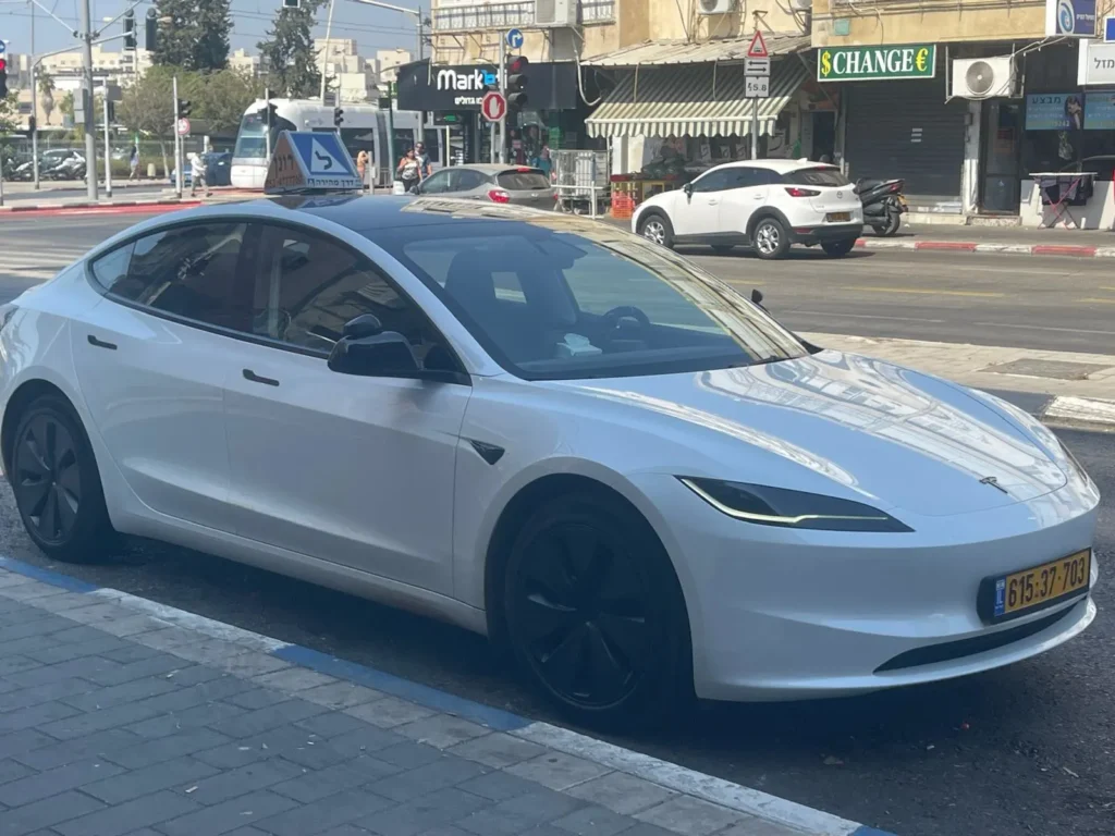 רכבו של רונן שטרית מורה נהיגה