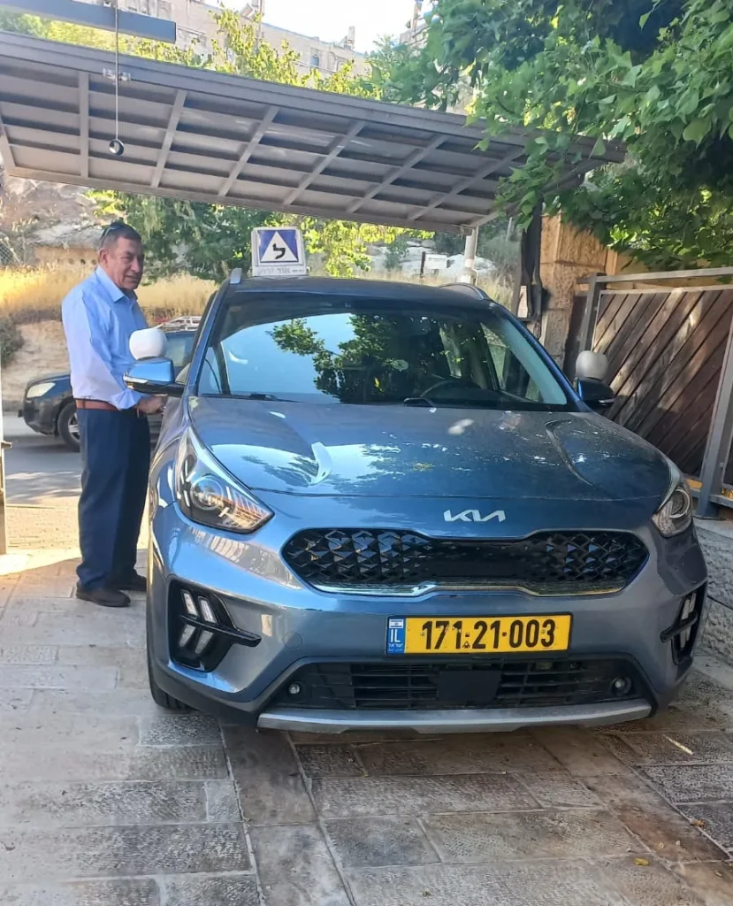 רכבו של ציון עמית מורה נהיגה